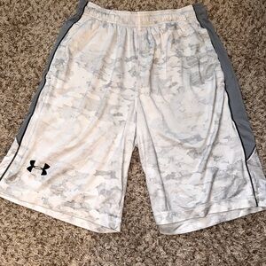 Men’s Under Armor Shorts - Medium